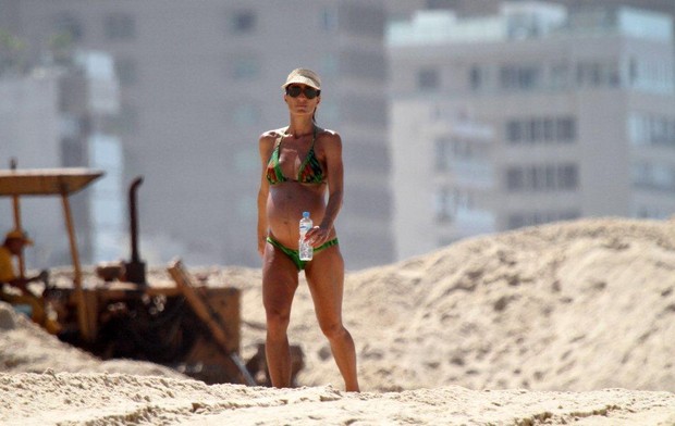 Cynthia Howlett curte praia na Zona Sul do Rio (Foto: André Freitas / AgNews)