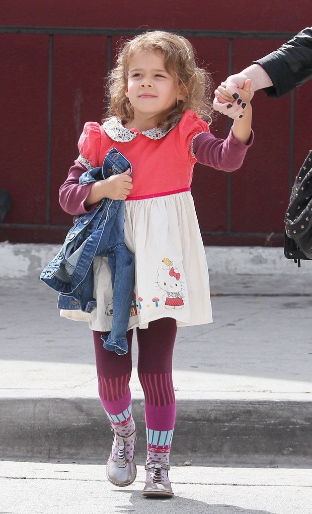 Honor, filha de Jessica Alba, com a babá em Los Angeles, nos Estados Unidos – X17 (Foto: X17/ Agência)