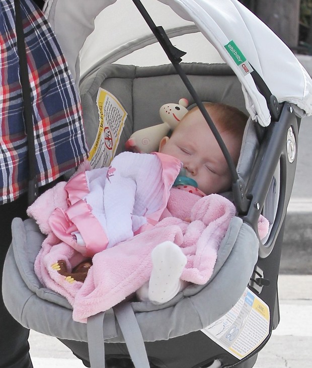 Haven, filha de Jessica Alba, com a babá em Los Angeles, nos Estados Unidos – X17 (Foto: X17/ Agência)