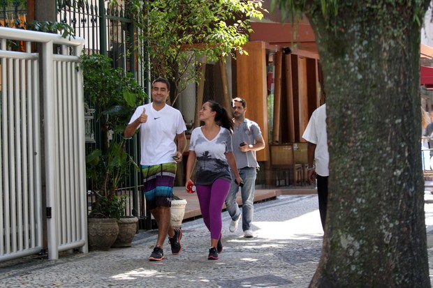 Ricardo Pereira passeia com sua esposa no Leblon/ RJ (Foto: Wallace Barbosa/AgNews)