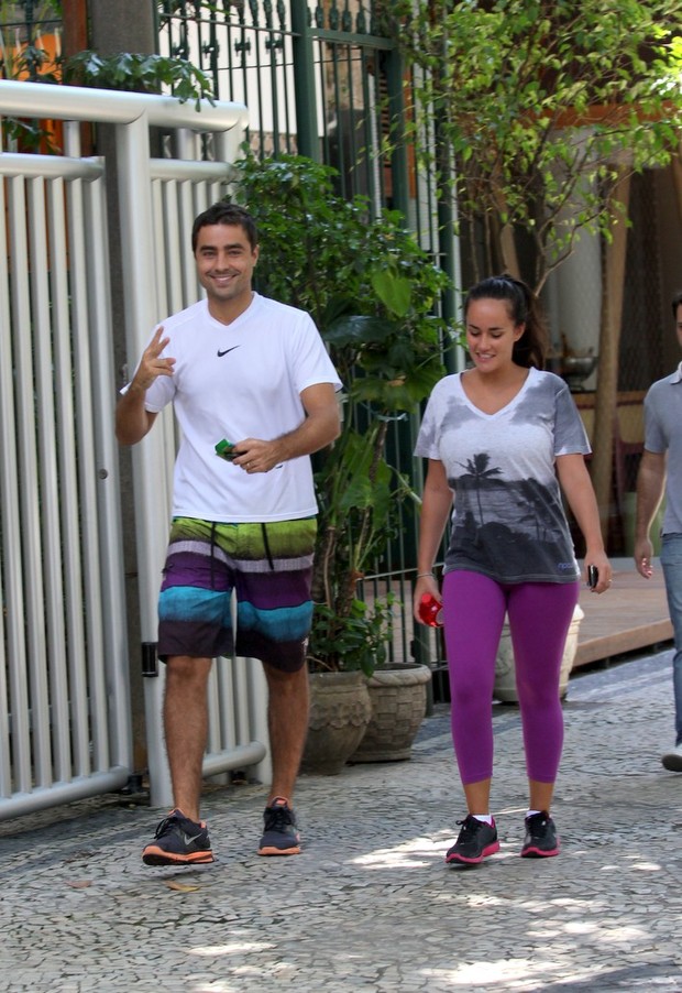 Ricado Pereira passeia com sua esposa no Leblon/ RJ (Foto: Wallace Barbosa/AgNews)