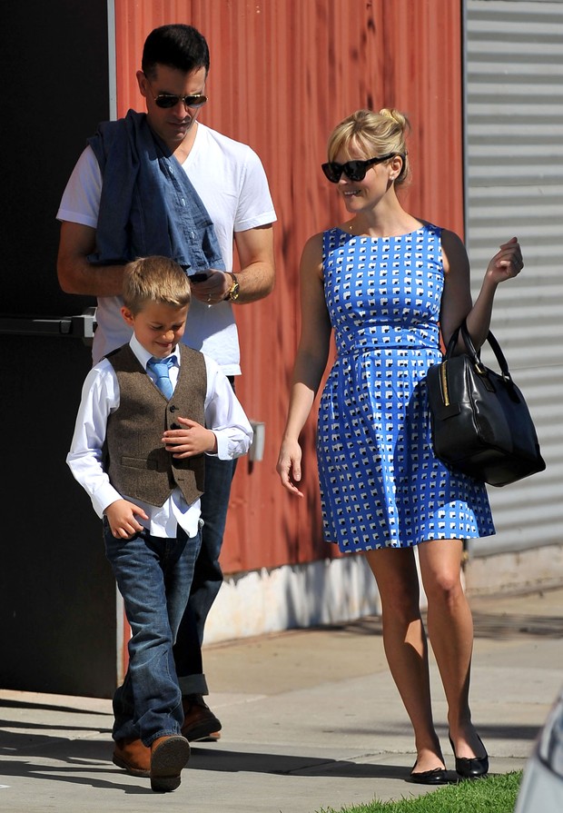 Reese Whiterspoon e família saindo de igreja (Foto: Grosby Group/Agência)