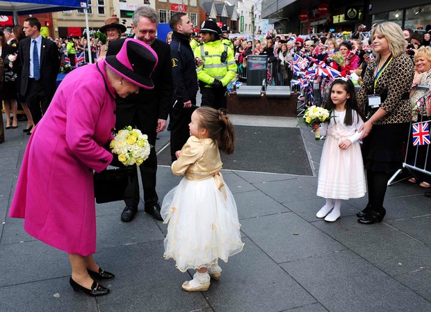 Família Real em visita a Leicester, Inglaterra (Foto: Reuters)