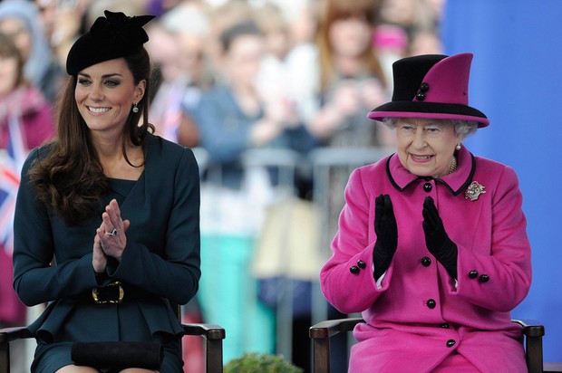 Rainha Elizabeth II e Kate Middleton em visita a Leicester, Inglaterra (Foto: Reuters)