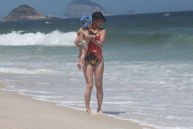 Danielle Winits e o filho caçula, Guy (Foto: Marcos Ferreira/PhoroRioNews)