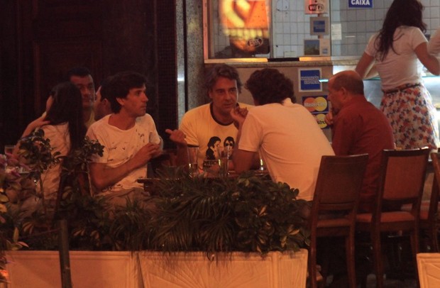 Alexandre Borges com amigos em restaurante na Zona Sul do Rio (Foto: Rodrigo dos Anjos/ Ag. News)