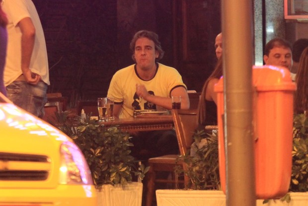 Alexandre Borges com amigos em restaurante na Zona Sul do Rio (Foto: Rodrigo dos Anjos/ Ag. News)