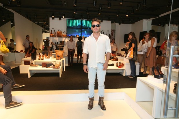 Matheus Mazzafera no lançamento da nova coleção de uma loja de calçados (Foto: André Muzell / AgNews)
