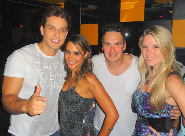 O ex-BBB Eliéser Ambrósio com seu empresário, Maurício Vaz, e amigas, na Disco, em São Paulo (Foto: Divulgação)
