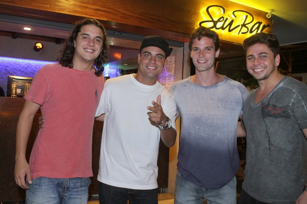 Guilherme Boury, Biel maciel, Jonatas Faro e Ibraim Lopes em um bar no Rio (Foto: Raphael Mesquita/ Divulgação)