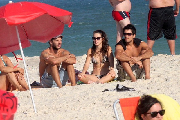 Bianca Bin curte praia com amigos (Foto: Marcos Ferreira / Photo Rio News)