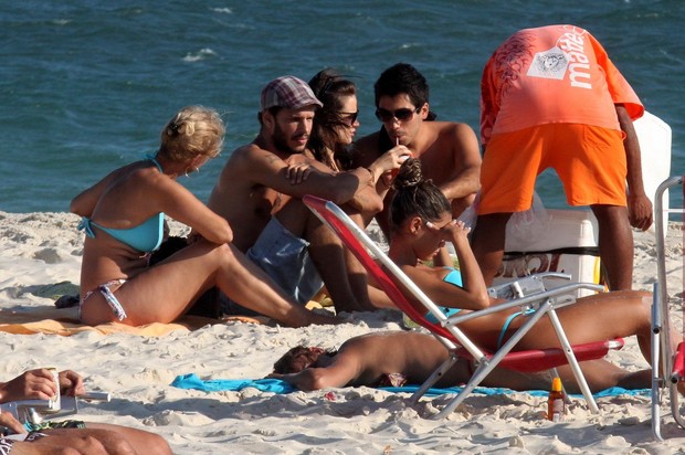 Bianca Bin curte praia com amigos e o namorado (Foto: Marcos Ferreira / Photo Rio News)