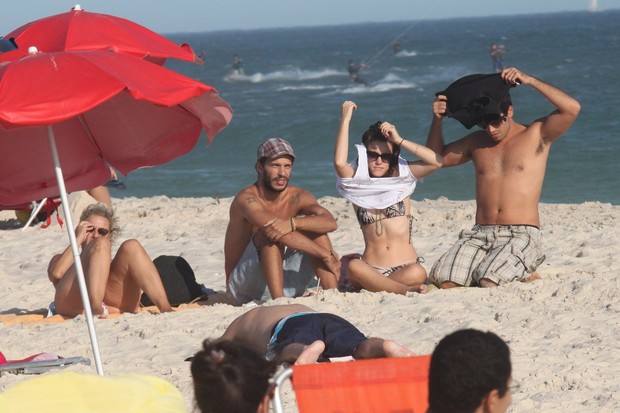 Bianca Bin curte praia com amigos e o namorado (Foto: Marcos Ferreira / Photo Rio News)