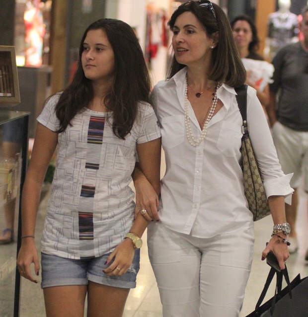 Fátima Bernardes passeia com a filha em shopping do Rio (Foto: Marcus Pavão / AgNews)