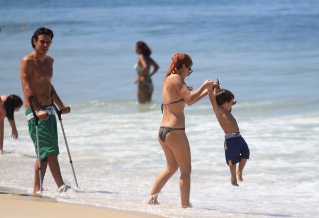 Mariah Rocha e família em Ipanema - RJ (Foto: Rodrigo dos Anjos / AgNews)