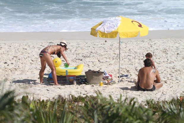 Juliana Knust com o filho e o marido na praia (Foto: Dilson Silva / AgNews)