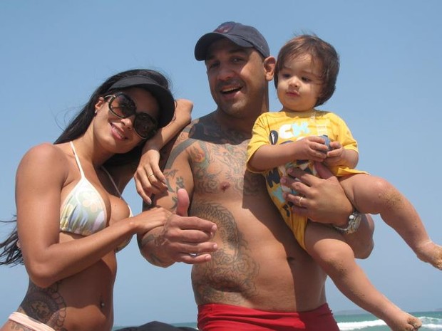 Aline com o marido Rodrigo Riscado e o filho (Foto: Photo Rio News)