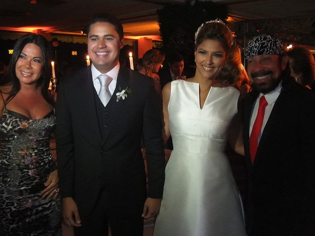 Ana, a mulher de Bell, os noivos Bruno Degaspari e Karina Silva, e Bell Marques (Foto: Fred Pontes/ Divulgação)