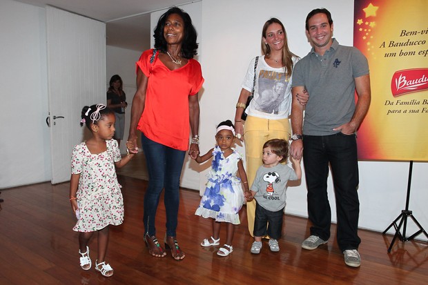 Gloria Maria com as filhas Maria e Laura e Caio Ribeiro com a esposa Renata Leite e o filho Joao (Foto: Photo Rio News/ Manuela Scarpa)