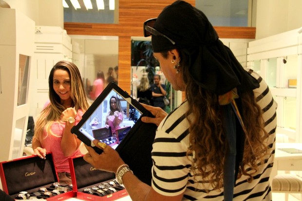 Mulher Melão experimenta relógios e avalia tudo com ajuda de um tablet (Foto: Ag News/ Daniel Delmiro)