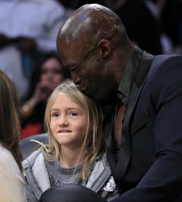 Seal com a filha Leni em jogo de basquete nos Estados Unidos (Foto: Reuters/ Agência)
