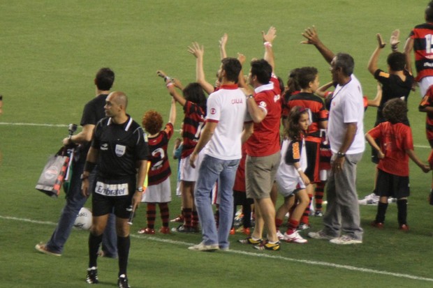 Cauã Reymond e Murilo Benício entram em campo com o time do Flamengo no estádio do Engenhão, no Rio (Foto: Roberto Filho/ Ag.News)