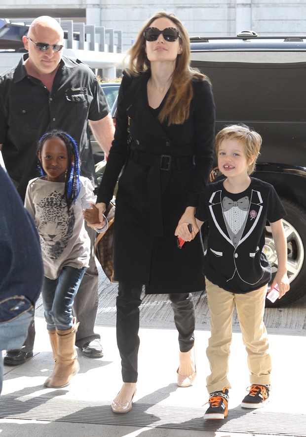 Angelina Jolie passeia com as filhas Zahara e Shiloh em Nova Orleans (Foto: X17)