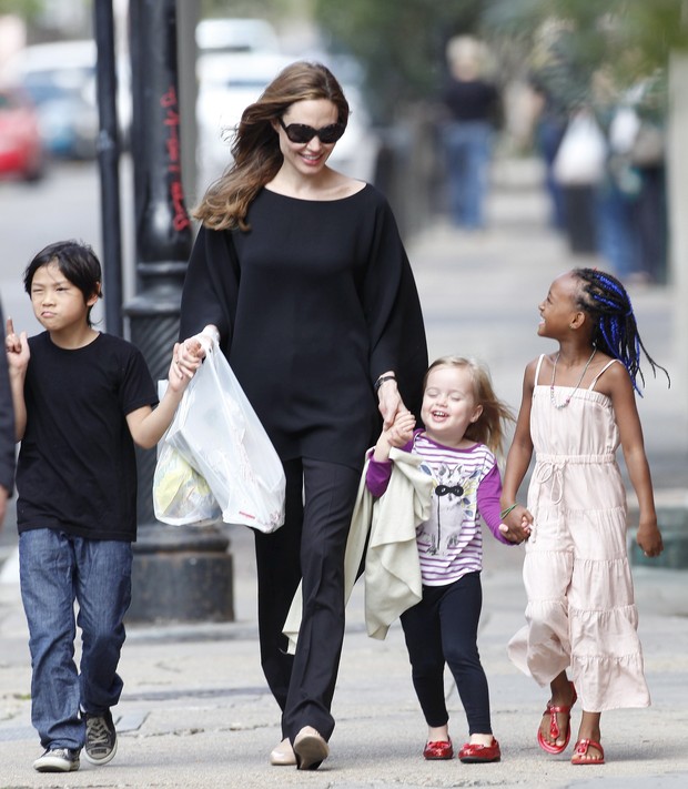 Angeline Jolie com os filhos Vivienne, Zahara e Pax em Nova Orleans, nos Estados Unidos – X17 (Foto: X17/ Agência)