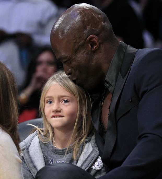 Seal e a filha Leni em jogo dos Lakers (Foto: Reuters)