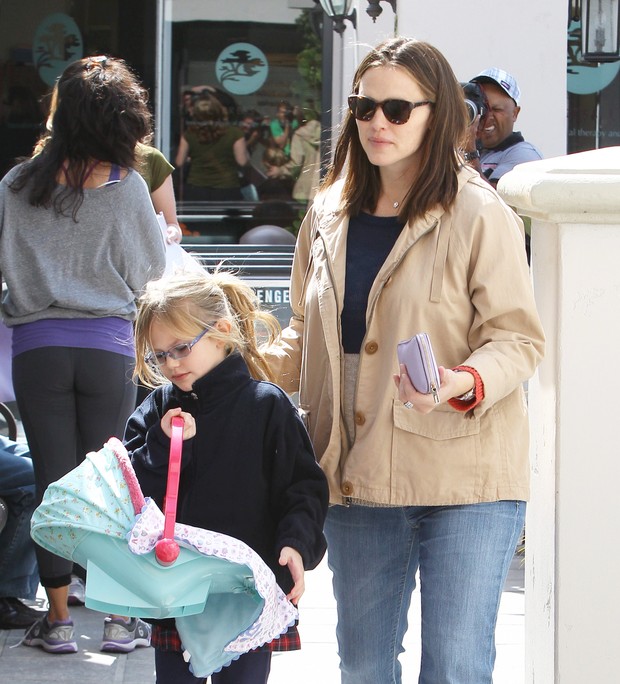 Com a filha Seraphina, Jennifer Garner faz primeira aparição após o nascimento do filho Samuel Garner Affleck em Los Angeles, nos Estados Unidos – X17 (Foto: X17/ Agência)