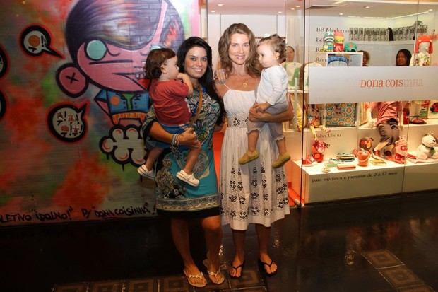 Letícia Spiller passeia no shopping com a filha (Foto: Daniel Delmiro / AgNews)