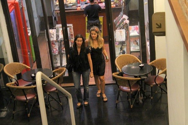 Ingrid Guimarães passeia com amiga em shopping do Rio (Foto: Daniel Delmiro / AgNews)