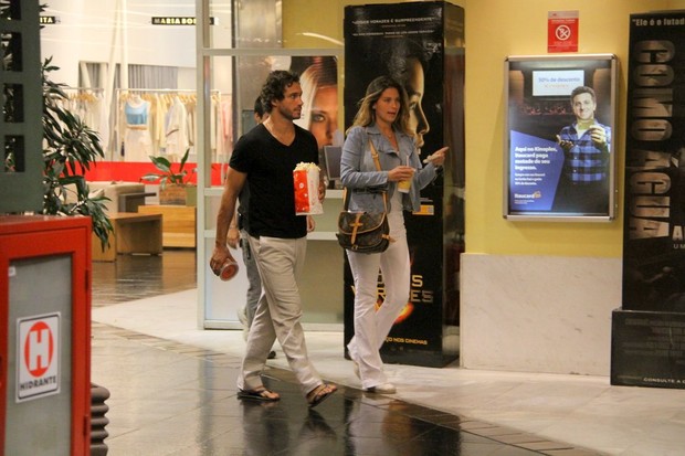 Paulo Rocha vai ao cinema com namorada Juliana Pereira no Rio (Foto: Daniel Delmiro/ Ag. News)