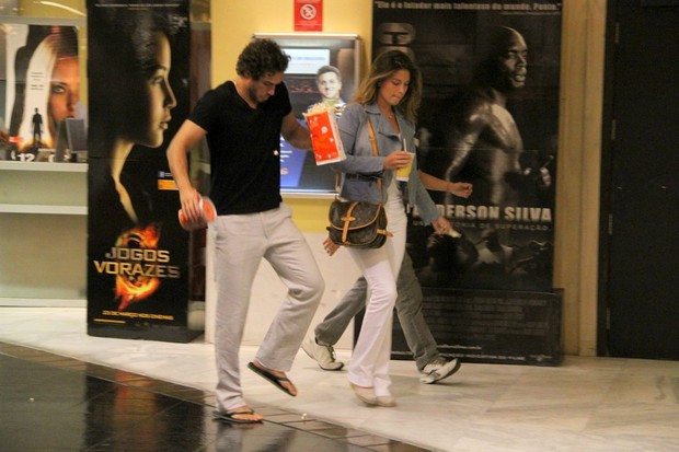 Paulo Rocha vai ao cinema com namorada Juliana Pereira no Rio (Foto: Daniel Delmiro/ Ag. News)