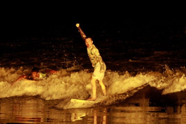 Bruno Gradim surfa na pororoca (Foto: Divulgação)