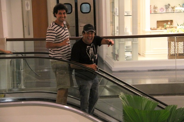 Sérgio Mallandro com o filho Sérgio Tadeu em shopping no Rio (Foto: Daniel Delmiro/ Ag. News)