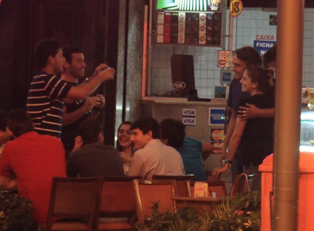 Alexandre Borges tira foto com fãs em restaurante na Zona Sul do Rio (Foto: Rodrigo dos Anjos/ Ag. News)