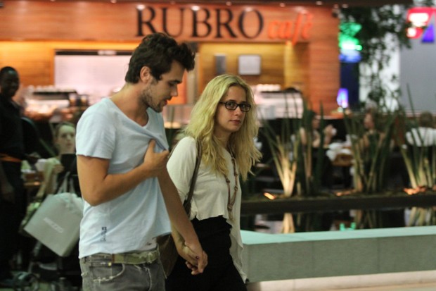 Paloma Duarte e o namorado, Bruno Ferrari, passeiam em shopping do Rio (Foto: Clayton Militão / Photo Rio News)