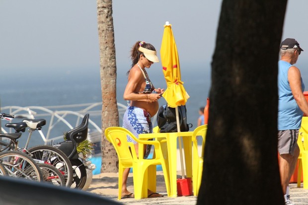 Cynthia Howlett na praia (Foto: Wallace Barbosa e Dilson Silva / AgNews)
