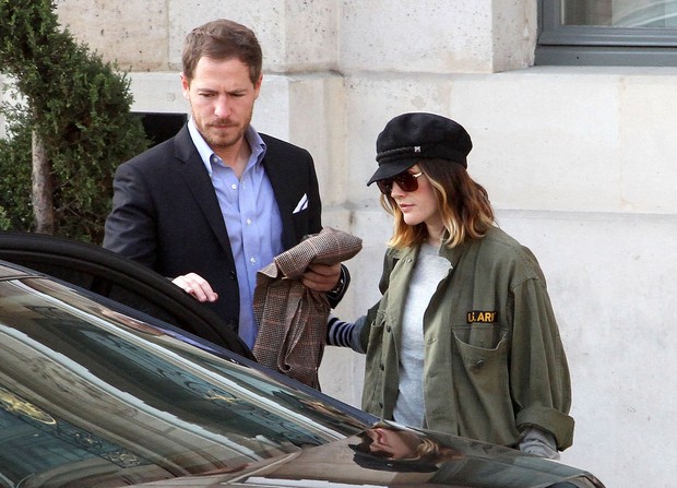 Drew Barrymore e o noivo Will Kopelman em Paris, na França (Foto: Getty Images/ Agência)