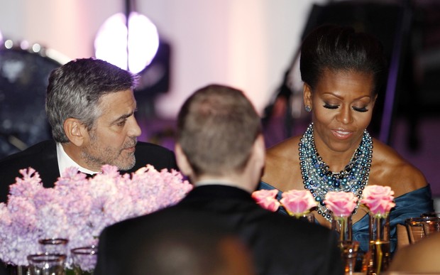 George Clooney ao lado da primeira-dama dos Estados Unidos Michelle Obama durante jantar na Casa Branca (Foto: Reuters/ Agência)