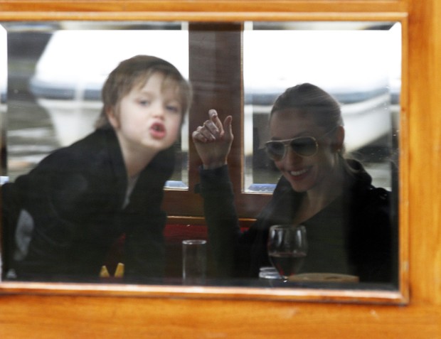 Angelina Jolie ri com brincadeira de Shiloh (Foto: Grosby Group)