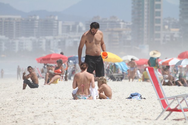 Thiago Lacerda e Vanessa Lóes com os filhos na praia (Foto: Dilson Silva / AgNews)