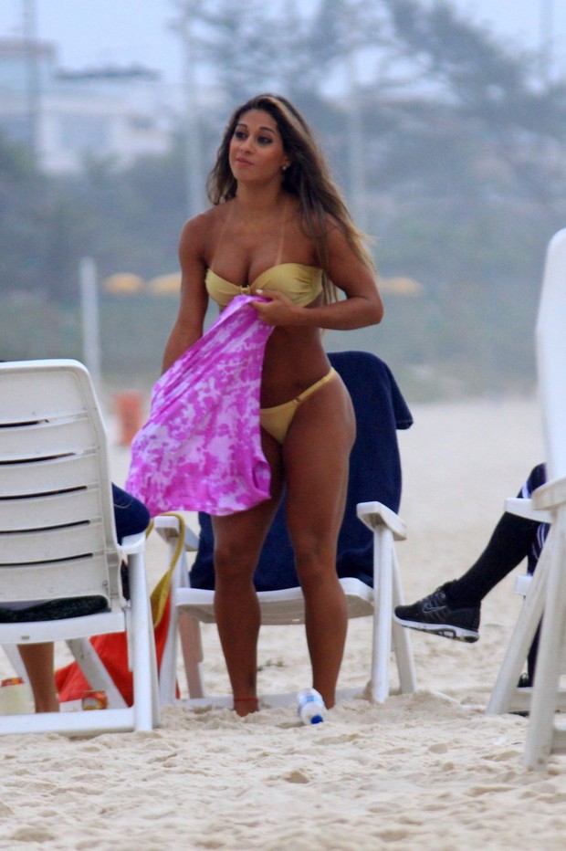Mayra Cardi curte fim de tarde em praia do Rio (Foto: Marcos Ferreira / Photo Rio News)