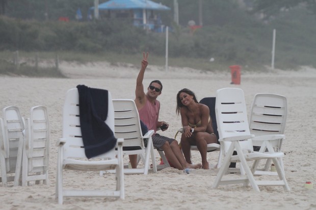 Mayra Cardi curte fim de tarde em praia do Rio (Foto: Dilson Silva / AgNews)