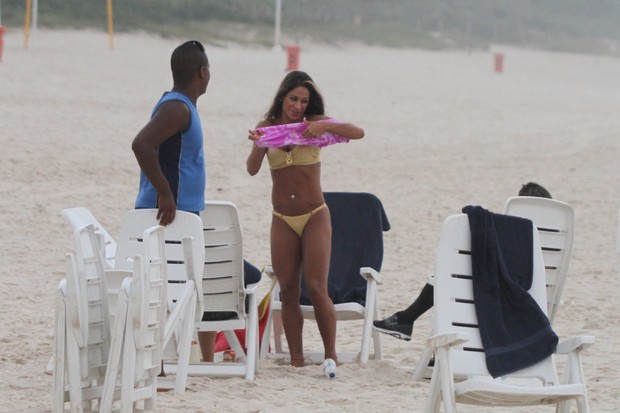 Mayra Cardi curte fim de tarde em praia do Rio (Foto: Dilson Silva / AgNews)