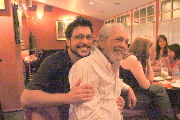 Lúcio Mauro Filho comemora aniversário do pai Lúcio Mauro em restaurante no Rio (Foto: Fausto Candelária/ Ag. News)