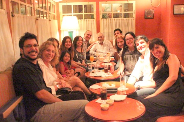 Lúcio Mauro comemora aniversário com a família e amigos em restaurante no Rio (Foto: Fausto Candelária/ Ag. News)