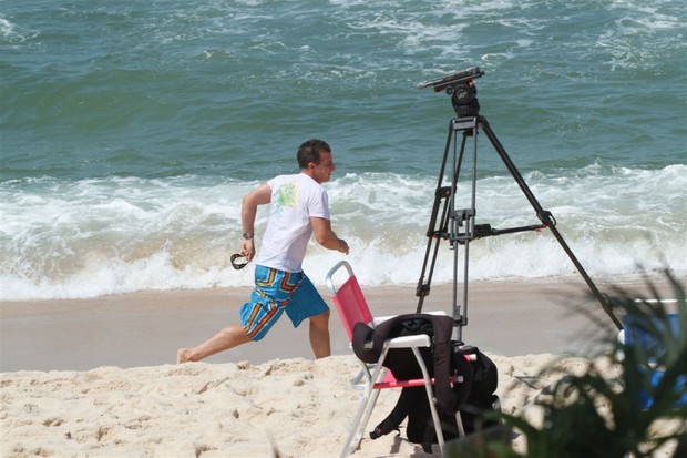 Luciano Huck grava cenas para o 'Calderão' na praia da Macumba, no Rio (Foto: Fabio Martins / AgNews)