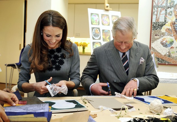 Kate Middleton com Príncipe Charles durante visita ao Dulwich Picture Gallery, em Londres (Foto: Reuters)